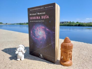 Andjeo, knjiga i Buda uz rijeku