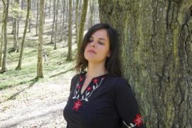 Maja Jasic Dasic uz drvo u sumi